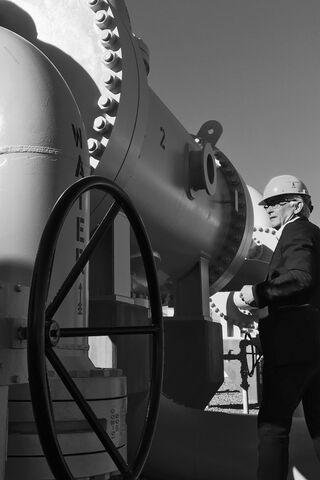 Colonial pipeline bw vertical 2000x3000